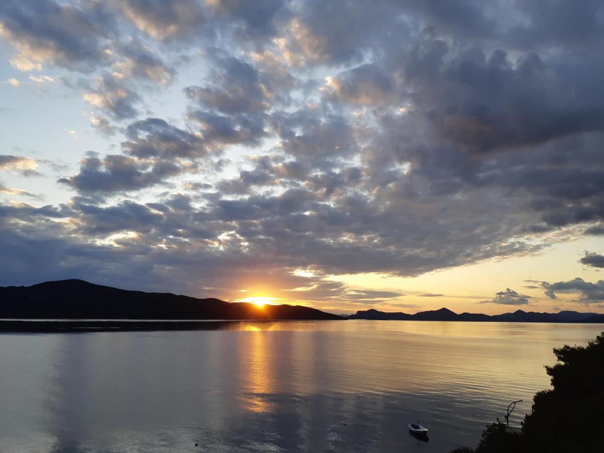 Apartments Ratac Lobrovic With Private Beach And Beautiful Sunset สลาโน ภายนอก รูปภาพ