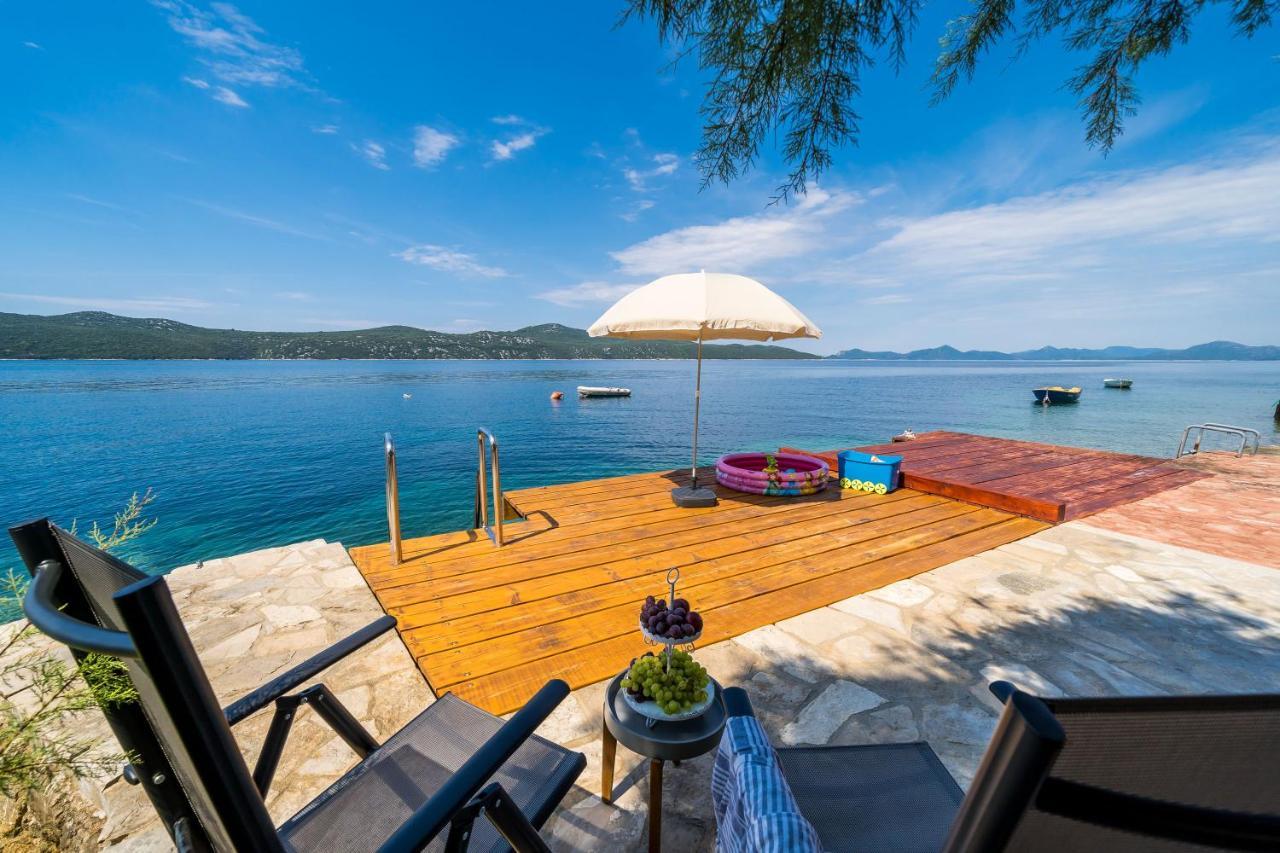 Apartments Ratac Lobrovic With Private Beach And Beautiful Sunset สลาโน ภายนอก รูปภาพ