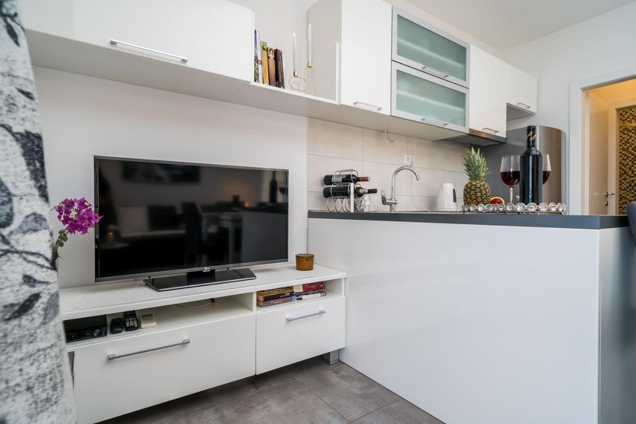 Apartments Ratac Lobrovic With Private Beach And Beautiful Sunset สลาโน ภายนอก รูปภาพ