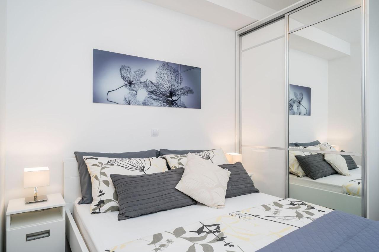 Apartments Ratac Lobrovic With Private Beach And Beautiful Sunset สลาโน ภายนอก รูปภาพ