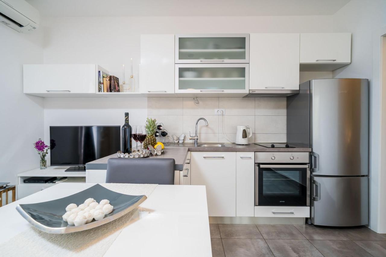 Apartments Ratac Lobrovic With Private Beach And Beautiful Sunset สลาโน ภายนอก รูปภาพ