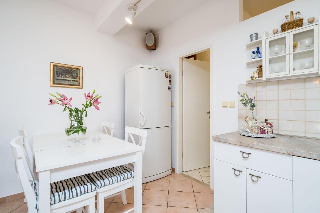 Apartments Ratac Lobrovic With Private Beach And Beautiful Sunset สลาโน ภายนอก รูปภาพ