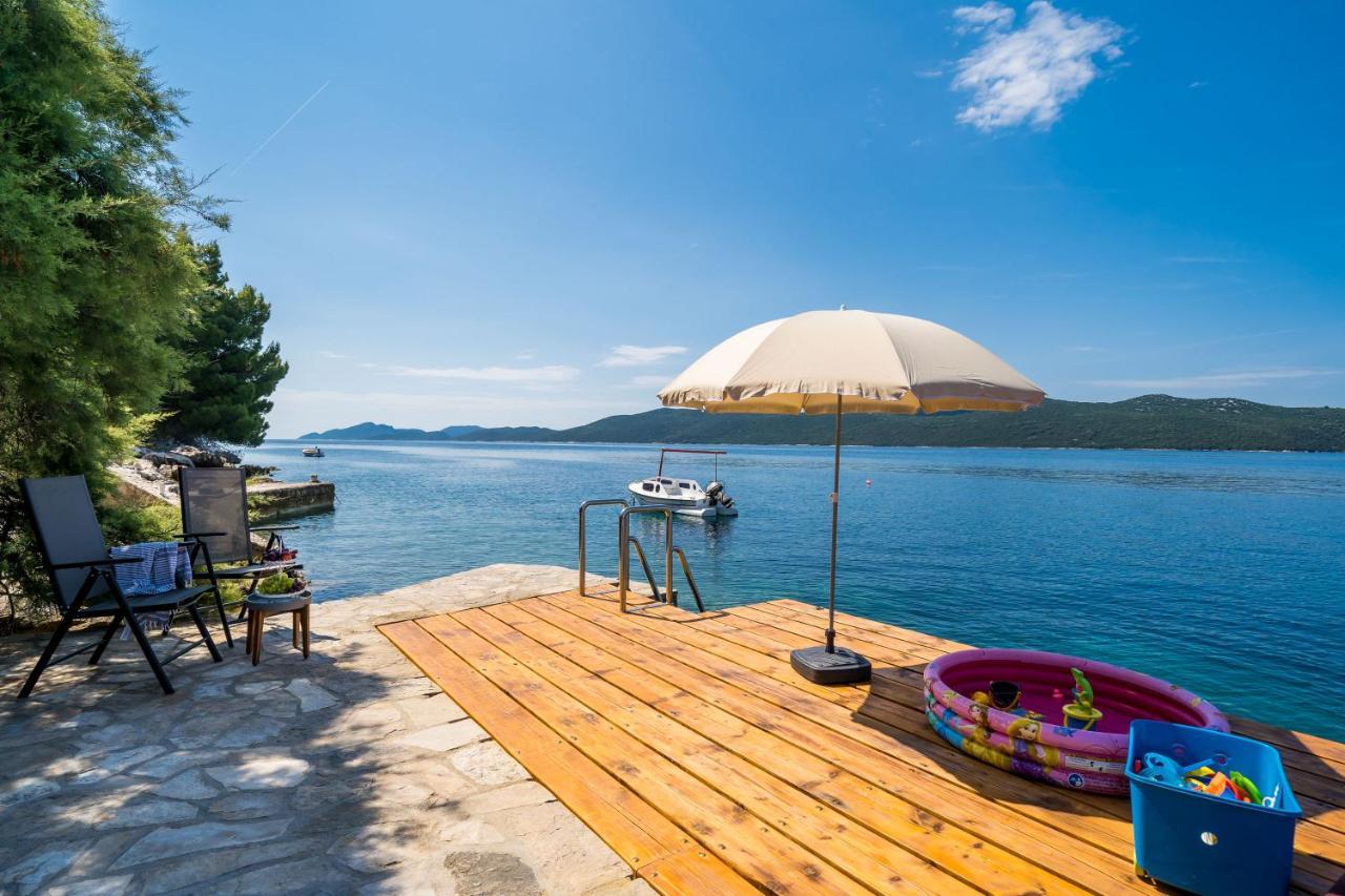 Apartments Ratac Lobrovic With Private Beach And Beautiful Sunset สลาโน ภายนอก รูปภาพ