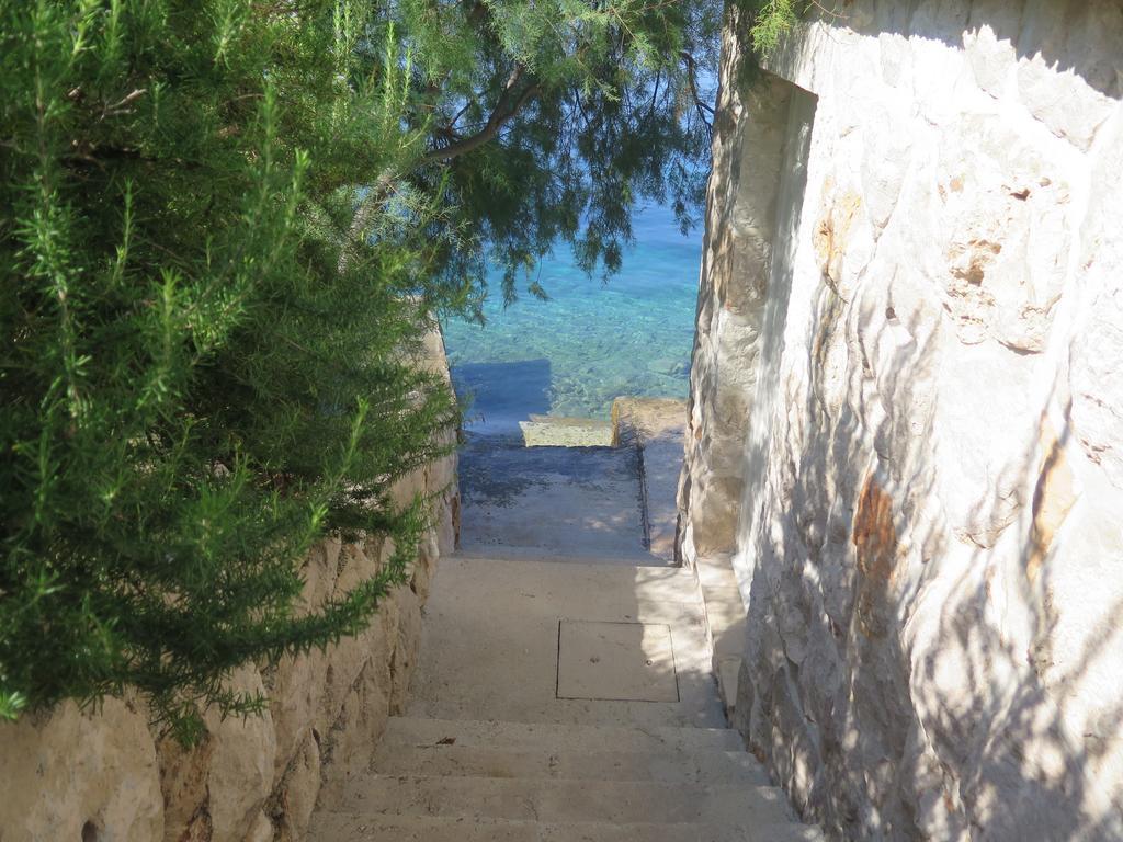Apartments Ratac Lobrovic With Private Beach And Beautiful Sunset สลาโน ภายนอก รูปภาพ