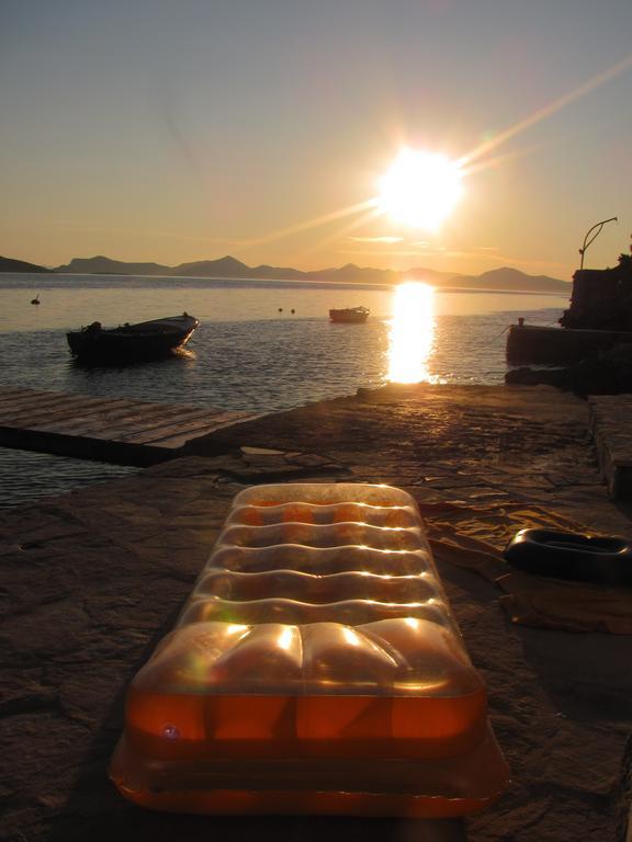 Apartments Ratac Lobrovic With Private Beach And Beautiful Sunset สลาโน ภายนอก รูปภาพ