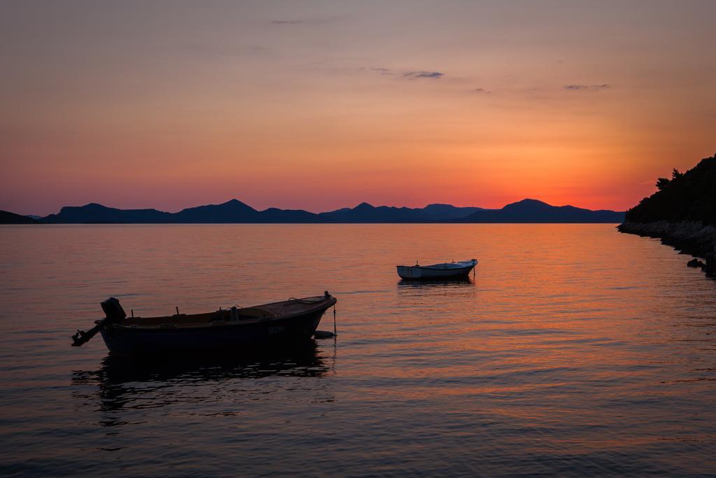 Apartments Ratac Lobrovic With Private Beach And Beautiful Sunset สลาโน ภายนอก รูปภาพ