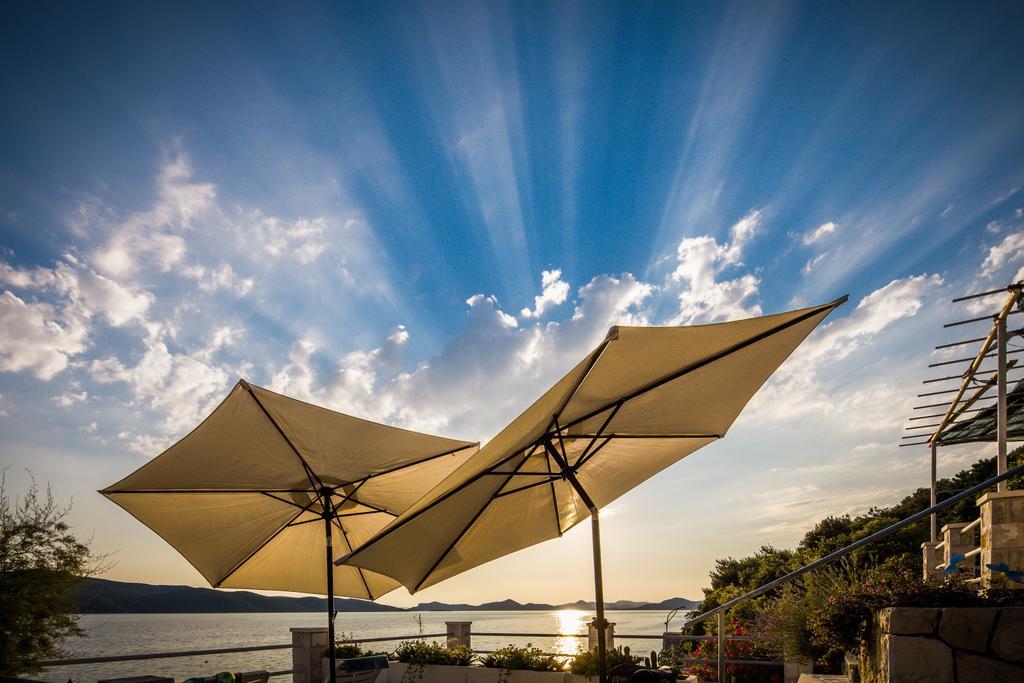 Apartments Ratac Lobrovic With Private Beach And Beautiful Sunset สลาโน ภายนอก รูปภาพ